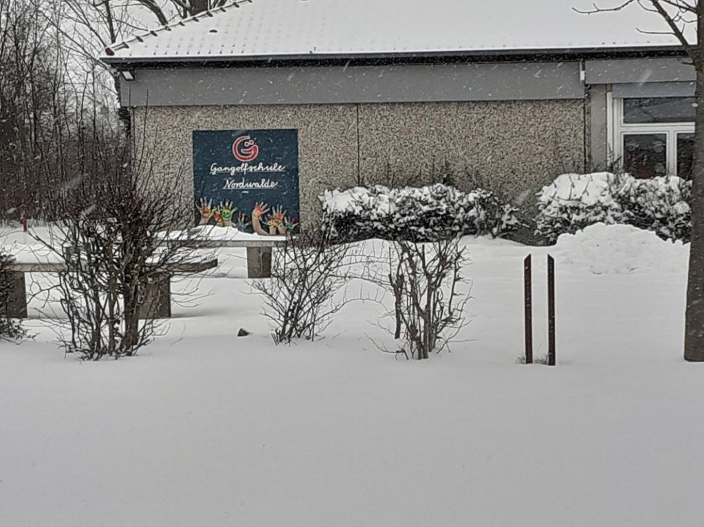 tischtennisplatten  gangolflogo im schnee_20210208